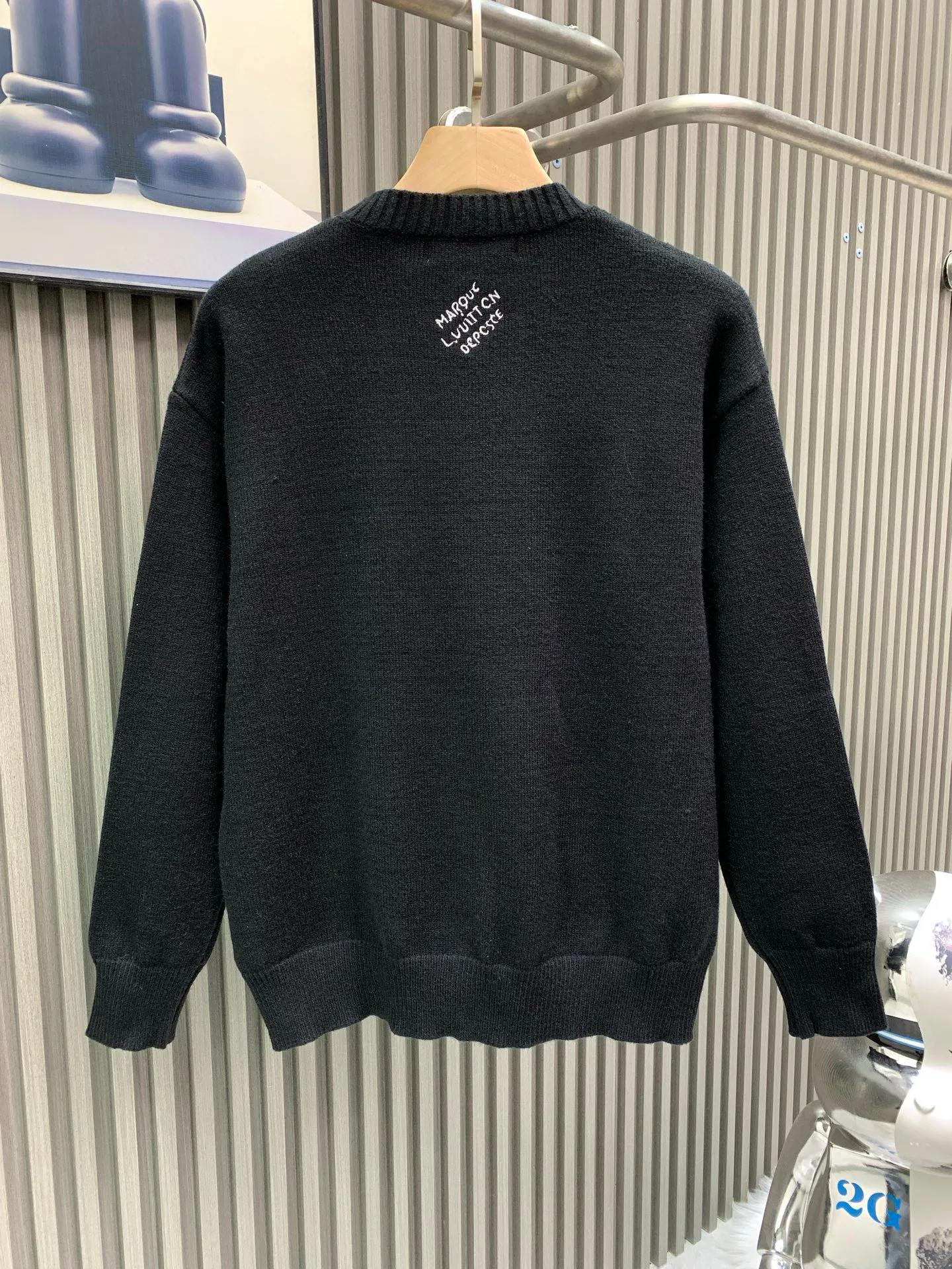 🅿️380 🀄️ Louis Vuitton Louis Vuitton 1v*/Louis 25 new Fei Dong pearl letter sweater with LV Lovers logo and Monogram floral embroidery integrated into it. It can be matched and achieved as a casual choice in the changing seasons. Casual fit. LV Lovers is displayed on the chest and is stitched with pearls. 3D Monogram floral embroidery is presented on the back collar. Marque L.Vuitton déposée Embroidery, ribbed collar, cuffs and hem. Dyeing process gives the garment fabric a soft texture. Classic trademark letter design restores consistent size spacing. New wash mark and mold opening to customize loose shoulder fit.